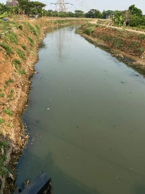 Sungai Angke di lokasi pengukuran saat musim kemarau.